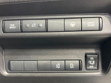【ハンズフリー機能付き両側パワースライドドア】スライドドアの下に足先を入れてすぐ引くと、自動的にスライドドアが開閉します!荷物で両手がふさがった状態でも、ドアの開閉ができてとっても便利!