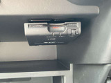 ETC本体は目立ちにくいグローブBOX内に配置されております。(※盗難防止のため駐車中はカードを抜き取って保管ください。)