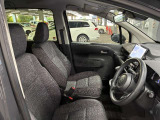 運転席の画像です。足元やシートまわりに余裕があり、リラックスした姿勢で運転が可能です。視界も良好で操作系へのアクセスもしやすく、快適で安心感のあるドライブをサポートします。