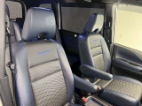 ゆったりと座れる運転席シートですのでストレスなく運転が出来ますよ!