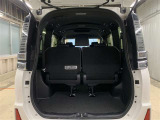 サードシート跳ね上げ式で折りたたみ可能です。キャンプ用品など大きな荷物もばっちり収納可能です!