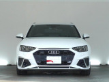 Audiデザインの特徴であるシングルフレームグリルが存在感を主張します。