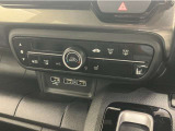 フルオートエアコンが装備されています!お好みの温度設定をするだけでエアコンの風量やモードの切り替えを自動でコントロールしてくれます!ユーザーの操作が少なく燃費走行にもつながります!