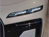 【LEDヘッドライト】先進のLEDテクノロジーを採用。放射される白色光の周波特性は太陽光に近く、バイキセノン・ヘッドライトを上回るコントラストで更に明るく輝きます!