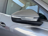 ●アウディサイドアシスト『後方の死角を並走する車両を検知しドアミラーの内側のLEDが点灯。ドライバーに注意を促し事故を未然に防ぐシステムです。』