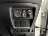 【電動格納ミラー】サイドミラーは電動格納式となっており、狭い駐車場でもキズがつくリスクを抑えられます。