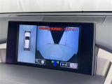 【パノラミックビューモニター】車を真上から見た状態をナビに映し出し、駐車時などをサポート☆クルマの斜め後ろなど、目が届きにくい箇所も確認できるため、いち早く障害物に気が付くことができます!
