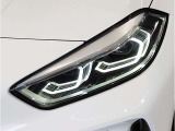 【LEDヘッドライト】先進のLEDテクノロジーを採用。放射される白色光の周波特性は太陽光に近く、バイキセノン・ヘッドライトを上回るコントラストで更に明るく輝きます!