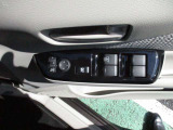 電動格納ドアミラーを装備しております。駐停車時や狭い路地でのすれ違い時などで便利です☆また、手元のスイッチで左右ガラス面の角度変更ができるため、お好みの角度に調整が可能です♪