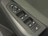ドアミラー調整とパワーウインドウスイッチは操作し易い位置に装備されております