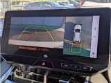 【パノラミックビューモニター】クルマを真上から見ているような映像を表示。 運転席から確認しにくい車両周囲の状況を把握できます。