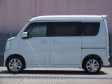 純正アルミで全体的にデザインがまとまっています。車も人も、オシャレはまずは足元からですね。