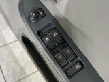 【電動格納ミラー】サイドミラーは電動格納式となっており、狭い駐車場でもキズがつくリスクを抑えられます。