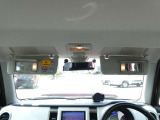 運転席バイザー裏にはバニティミラーが備わっていますので、車の外に出る前にパパッと身だしなみをチェックすることができて便利ですよ♪