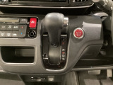 CVT車のセレクトレバーです。低速から高速まで、変速ショックのないスムーズな走りを実現するとともに、エンジン効率のよい領域を維持することで燃費にも貢献します。