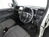 シンプルで使いやすいデザインの運転席です。