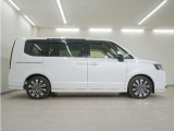 リアには左右スライドドアを採用。狭い駐車場でも開閉しやすく、強風の日でもドアが煽られにくくなっております。小さなお子さまやご年配の方も安心して乗り降りできます。