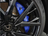◆Brembo社製フロント大径ベンチレーテッド2ピースディスクブレーキ◆踏み始めからリニアなフィーリングを実現するため、PRELUDE専用にセッティング。ブルーのキャリパーにはPRELUDEロゴ。