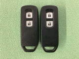 スマートキーを装備しています。鍵を差し込むことなくドアロックの開け閉めと、スタートボタン操作でのエンジンスタートができます。スペアキーも同じものを用意しております。