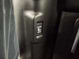 お車の内側からスイッチ一つでスライドドアが開閉可能で力をいれることもなくなります。