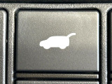 【ハンズフリーパワーバックドア】スマートキーや運転席のボタンを押すだけでリアゲートが自動で開閉します!荷物を持っている時や、高い位置にあるバックドアを閉める際に便利な機能です♪