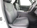 目線の位置も高くて運転席からの視界も良好です。シート高さ位置も調整できるので、乗りやすいですね。ひじ掛けにドリンクホルダーが2つあり、ひじ掛けの内部にUSB挿入口とシガーソケットが1つずつを装備