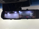 【デジタルルームミラー】車両後方カメラの映像をルームミラーに映すことが出来ます。 そのため、後席に人や荷物があって後方が見えづらい場合でもしっかり視界を確保することが出来ます。
