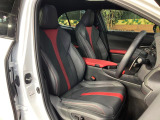 【専用スポーツシート】ホールド性に優れ、カーブ時の体が流れを抑制してくれます。また、体にフィットするから腰や背中が疲れにくく、ロングドライブや高速走行でも快適にお過ごしいただけます♪