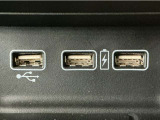 【USBポート】USBポートも装備されています、スマートフォンの充電やオーディオに連携も可能です、今や欠かせない装備の一つです!