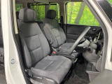 運転席まわりには十分なスペースがあり、大柄な方でもゆったり運転していただける環境です。