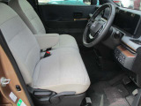 運転席には、シートリフターが付いております☆ 前後のスライドに加えシートの高さも変更出来ますので小柄な女性の方でも運転し易いポジションを取れます♪