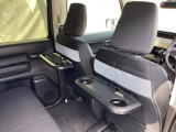 停車中に使えるトレイ付きです!