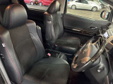 運転席の画像です。足元やシートまわりに余裕があり、リラックスした姿勢で運転が可能です。視界も良好で操作系へのアクセスもしやすく、快適で安心感のあるドライブをサポートします。