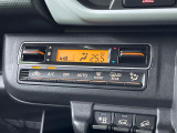 【オートエアコン】一度お好みの温度に設定すれば、車内の温度を検知し風量や温度を自動で調整。暑い&hellip;寒い&hellip;と何度もスイッチ操作をする必要はありません。快適な車内空間には必須の機能ですね♪