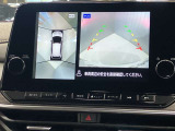 【アラウンドビューモニター】車を上から見下ろしているかのような映像で周囲の状況がひと目で確認、狭い駐車場に駐車するときも安心です♪