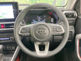 インテリアに合わせたデザインのステアリングは、運転される方のことも考え、運転しやすい形状、大きさです。是非一度、実際に触ってお確かめください。
