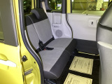 ホンダ車の低床ボディは、チャイルドシートへのお子さまの乗降や荷物の積載もスムーズ。後席にも左右分離式のアームレストがついております。ゆっくりおくつろぎいただけます。