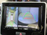 全方位モニター付きです。車両を上から見たような映像をナビゲーション画面に表示。運転席からの目視だけでは見にくい、車両周辺の状況をリアルタイムでしっかり確認できます。