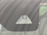 【インテリジェントエマージェンシーブレーキ】フロントカメラで前方の車両や歩行者を検知。衝突しそうな時は衝突被害軽減ブレーキが作動、衝突回避をサポート。より安全にドライブをお楽しみいただけます。