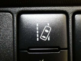 【レーンディパーチャーアラート】道路上の白線(黄線)を単眼カメラで認識し、ドライバーがウインカーを操作をしないで車線を逸脱する可能性がある場合、ブザーとディスプレイ表示による警報でお知らせします。