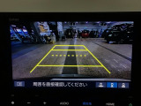 【バックカメラ】運転が苦手な方も車庫入れラクラクです!ギアをリバースに入れれば自動的に切り換わりますので、面倒な操作は不要です♪狭い駐車場もお車を傷つけず安心ですね!
