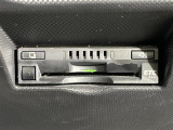【ETC】有料道路を利用する際に料金所で停止することなく通過できる、ETC車載器(ノンストップ自動料金収受システム機器)が装備されています。セットアップを行うことで利用可能になります。