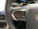 運転中、オーディオの操作をしてて、ハッとしたことはありませんか?ステアリングスイッチは、運転中でもハンドルでオーディオの操作が可能です。安全なドライブをサポートします。