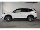 スバルの4WD(AWD)は直進安定性に優れ、日常走行から高速走行まで、さまざまなシーンで安心感に満ちた走りが愉しめます。それは悪路や泥道など左右のタイヤの路面状況が異なるシーンでも変わりません。
