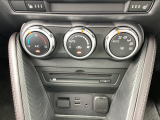 温度の設定のみで快適な風量やモードなどを自動調整してくれるフルオートエアコンを装備!