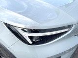【LEDヘッドライト】ハイビームを先行車や対向車にあてず、その両サイドではハイビーム照射を維持。見える範囲が段違いに広くなりました。北欧神話に登場するトールハンマーをモチーフにデザイン。