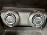 12V/120Wのアクセサリーソケットです。USB接続ソケットもございます。