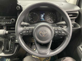 快適な操作性の運転席、ハンドルも綺麗に清掃済みです!もちろん安全を守るエアバッグも装備しているので安心してお乗りいただけます(^^)
