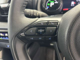 運転中、オーディオの操作をしてて、ハッとしたことはありませんか?ステアリングスイッチは、運転中でもハンドルでオーディオの操作が可能です。安全なドライブをサポートします。
