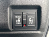 運転席の手元で両側スライドドアの開閉操作が可能です。